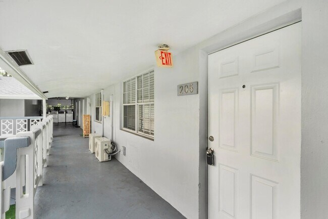Building Photo - 626 SW 14th Ave