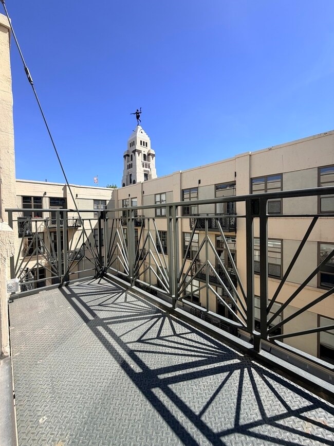 Building Photo - 758 N Larrabee St