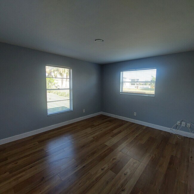 Building Photo - 1213 SW 48th Ter