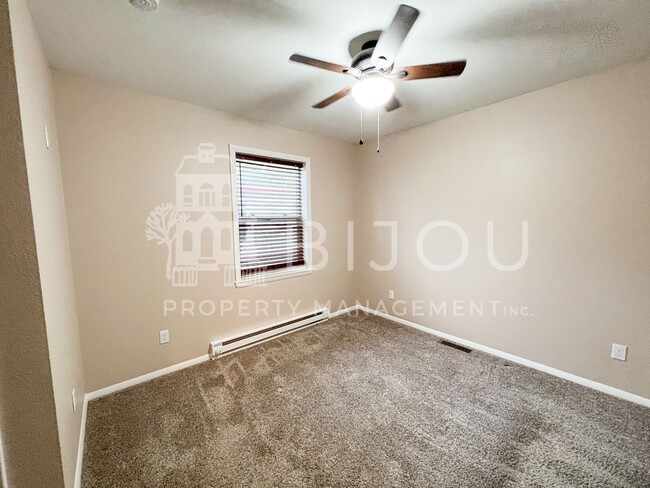 Building Photo - Move In Incentive, $300 off!!