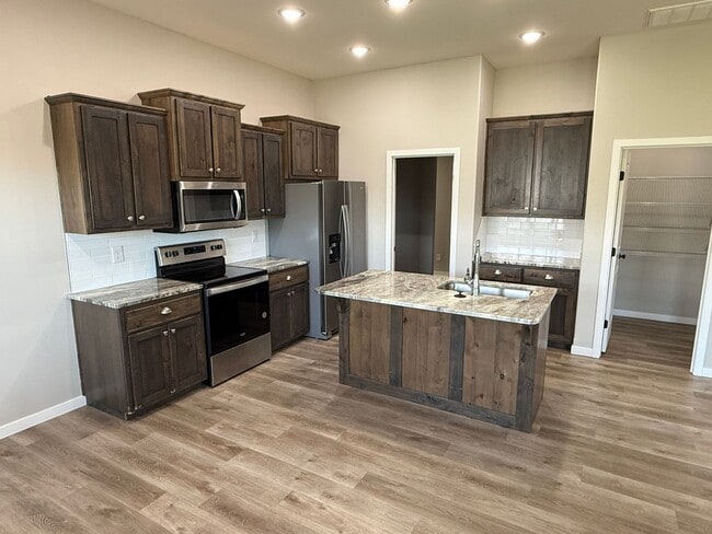 Building Photo - Spacious 5-Bedroom Walkout Basement Home i...