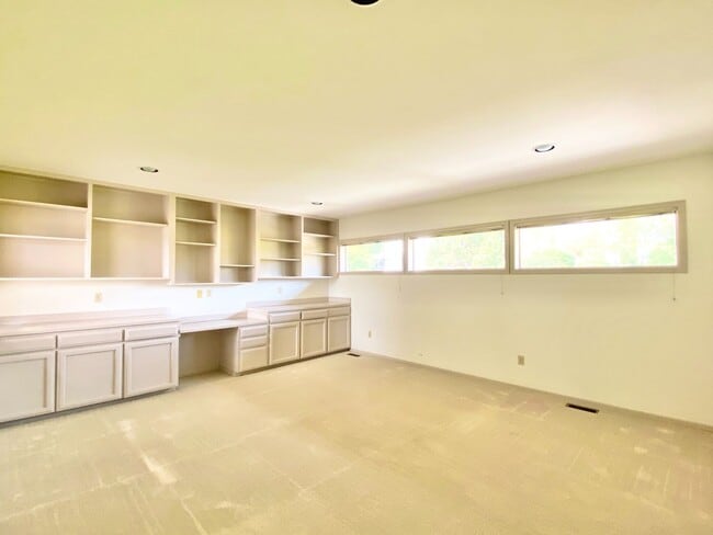 Building Photo - Gorgeous Lakeview Home for rent