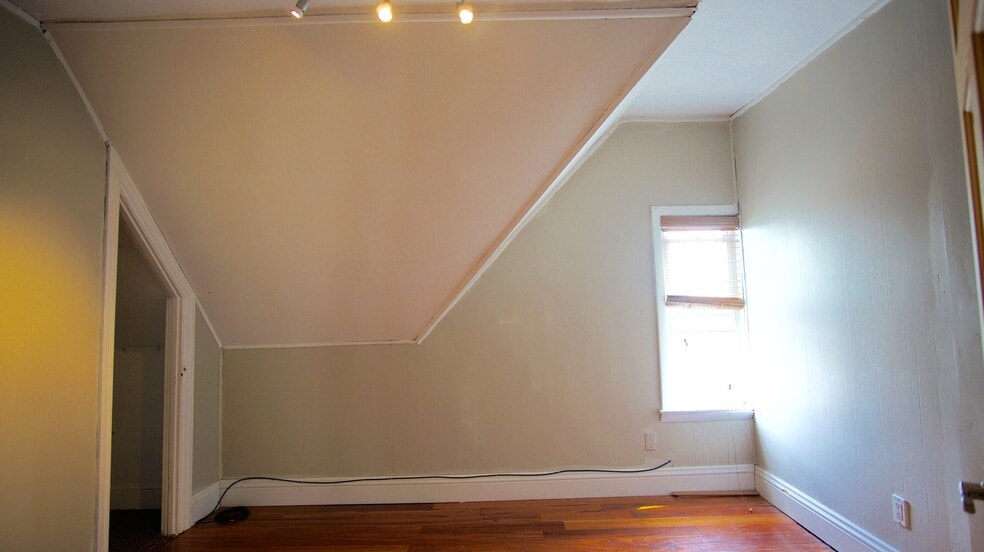 Building Photo - 48 America St