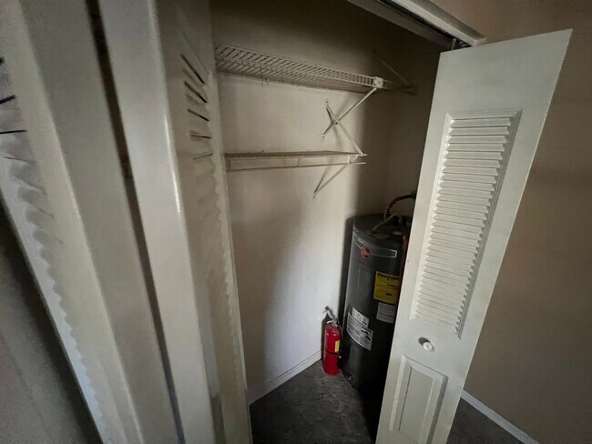 Building Photo - 2 Banyan Wood Ct