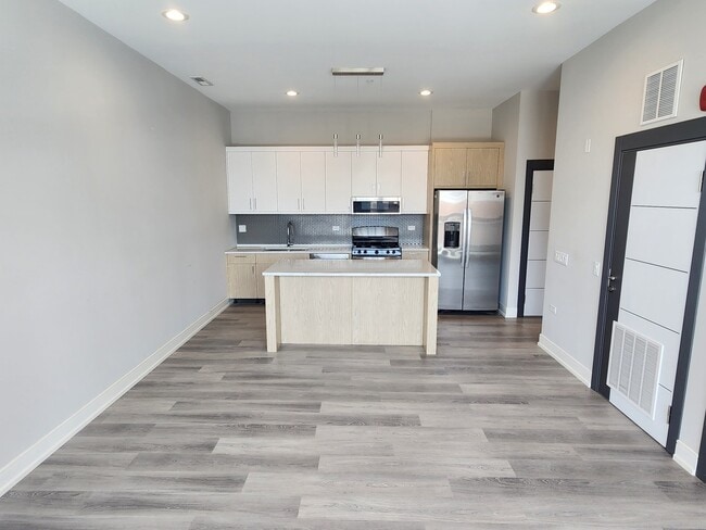 Building Photo - 2406 W Armitage Ave