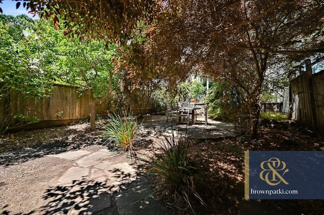 Building Photo - 33 Ford St