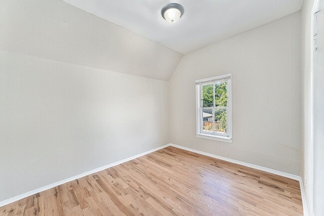 Building Photo - Charming 2 Bed 1.5 Bath in West Wash Park!