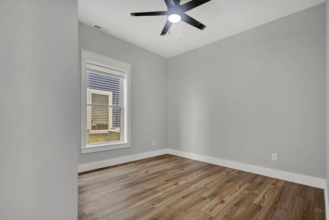Building Photo - 307 W Kenwood Dr