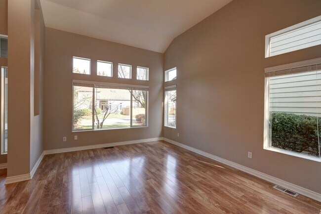 Building Photo - Beautiful 3bd, 2.5ba Home in Klahanie Avai...