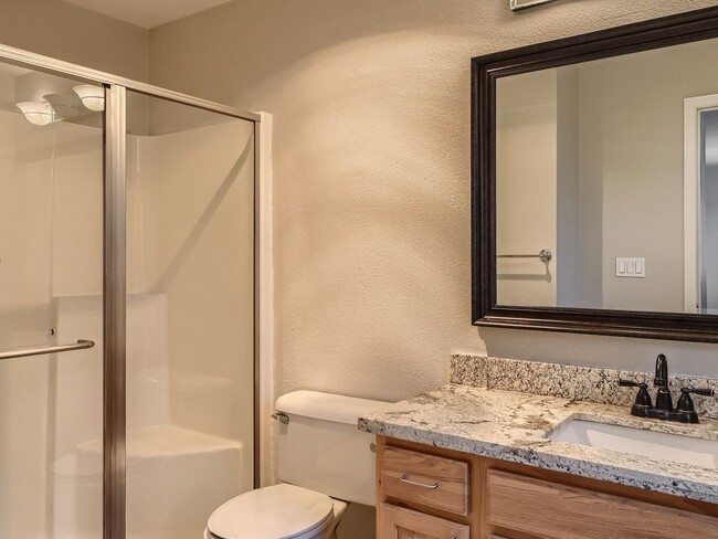 Building Photo - Beautiful 3 Bed 3 Bath Kirkland Townhome @...