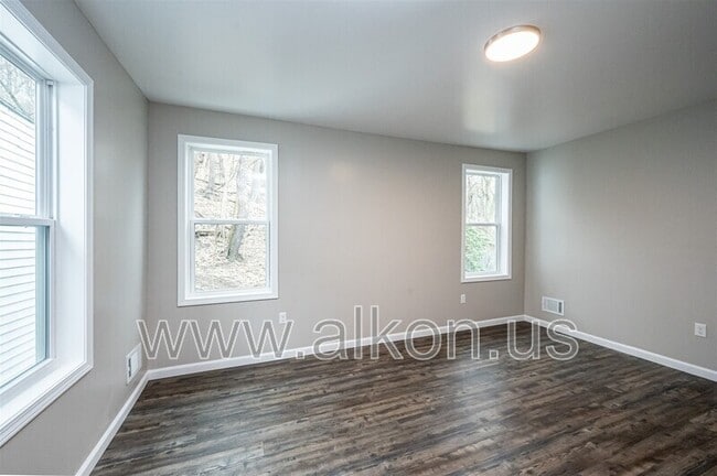 Building Photo - 554 Frayne St