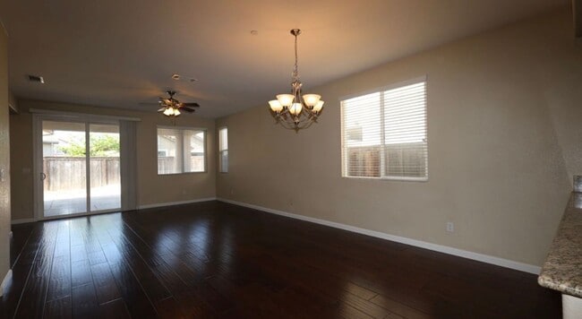 Building Photo - Beautiful 3 bed 2 bath located in Elk Grove!