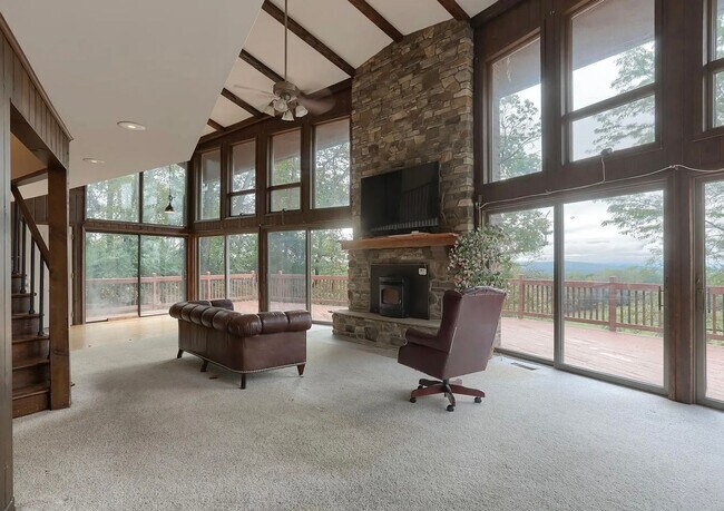 Building Photo - Secluded 3 Bedroom 4 Bath Home