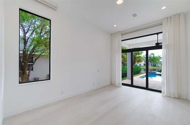 Building Photo - 2550 Jardin Terrace
