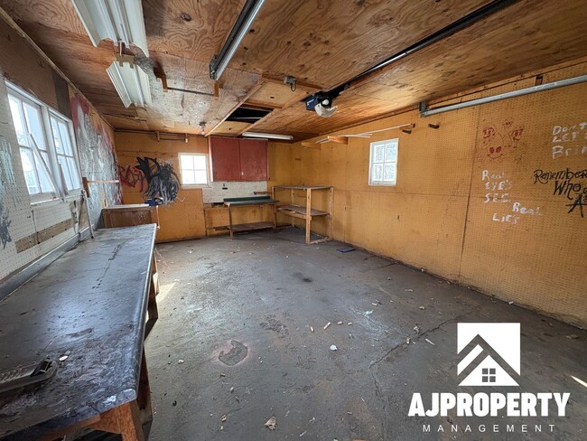 Building Photo - 213 W 39th St