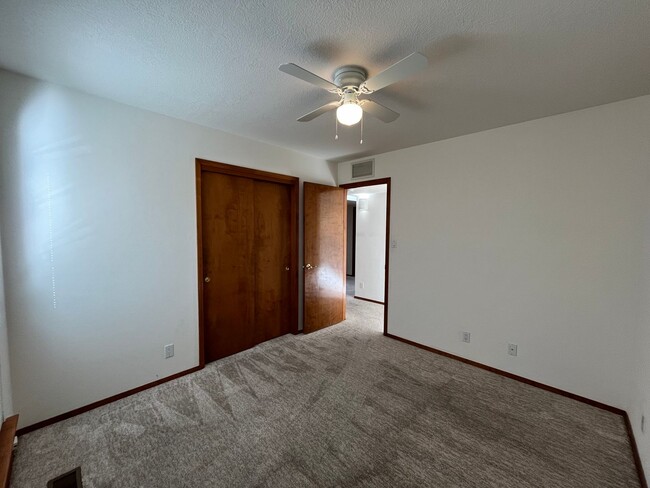 Building Photo - Nice 3 Bedroom 2 Bathroom Home Located In ...