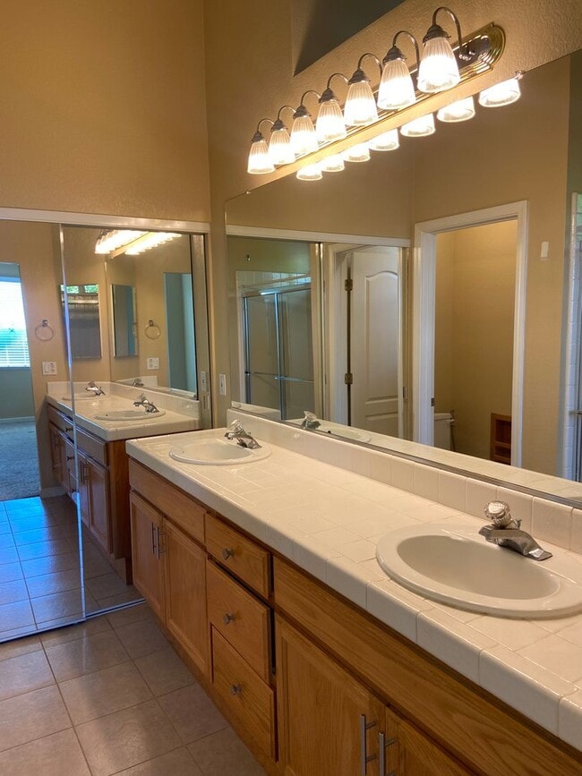 Building Photo - Chelsea Ridge - Broadstone. Walk to park, ...