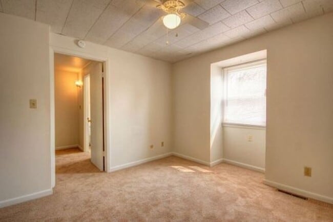 Building Photo - 1010 Crescent Dr