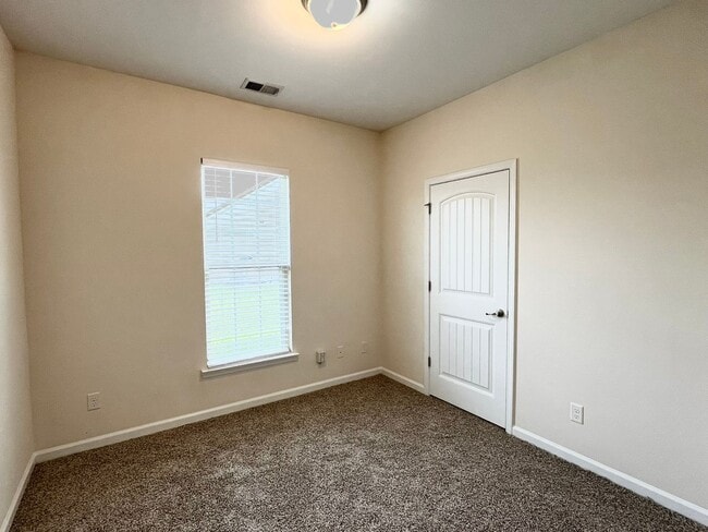 Building Photo - 3 Bedroom, 1 bath, with fenced in backyard...