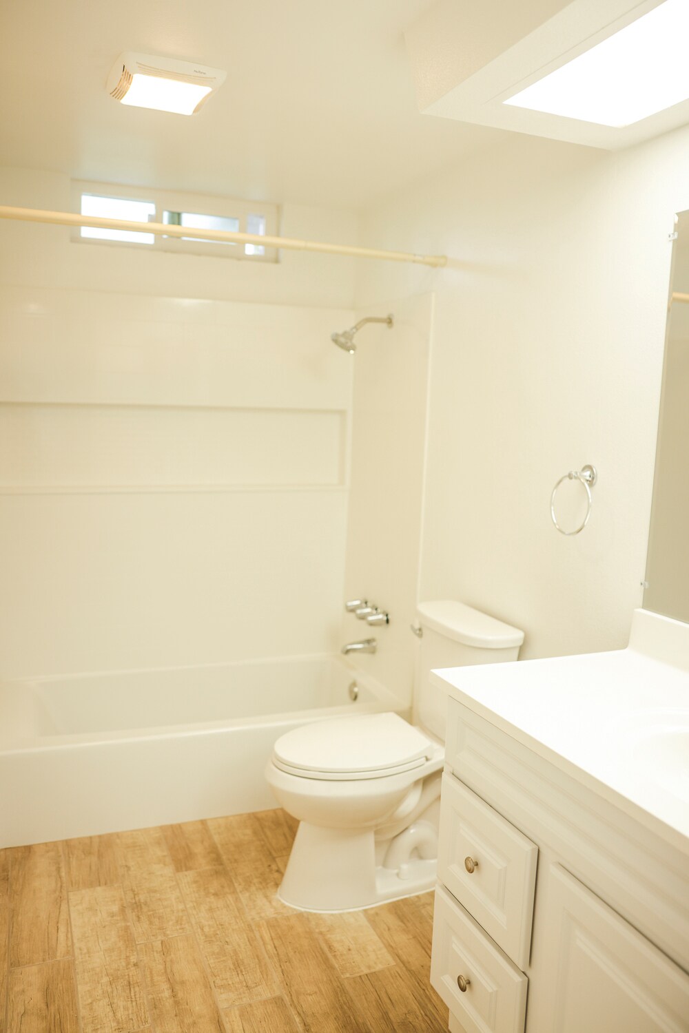 Building Photo - 4615 Lakeview Ave