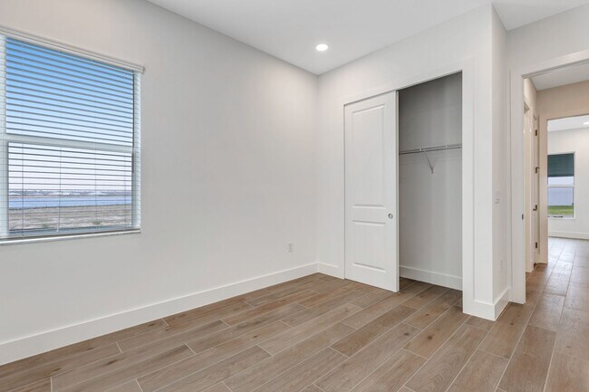 Building Photo - ** SEVEN SHORES ** 3+DEN / 2.5 BATH - BRAND NEW HOME! - LUXURY AMENTITES - PET OK - ANNUAL RENTAL