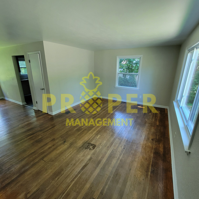 Building Photo - 4 bed, 1.5 bath cape code with basement an...