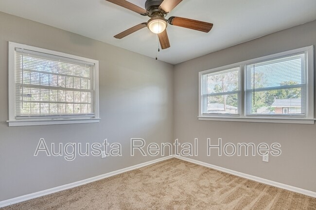 Building Photo - 128 E Hall St