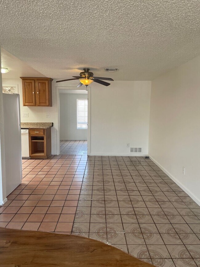 Building Photo - Lovely 4 Bedroom 2 Bath Home on Southwest ...