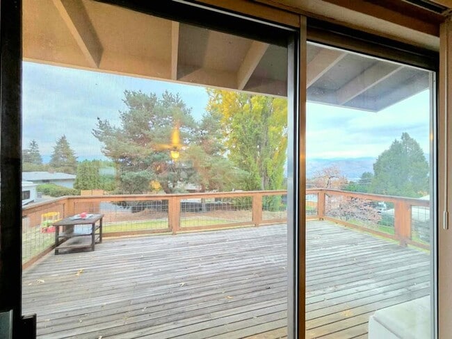 Building Photo - Large 4 Bed, 2 Bath in Desirable East Wena...