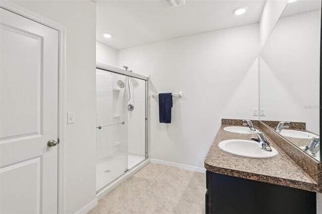 Building Photo - 15825 Mauvewood Ave