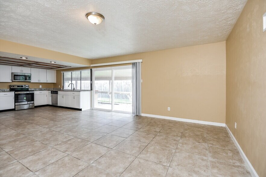 Building Photo - 14606 Leacrest Dr