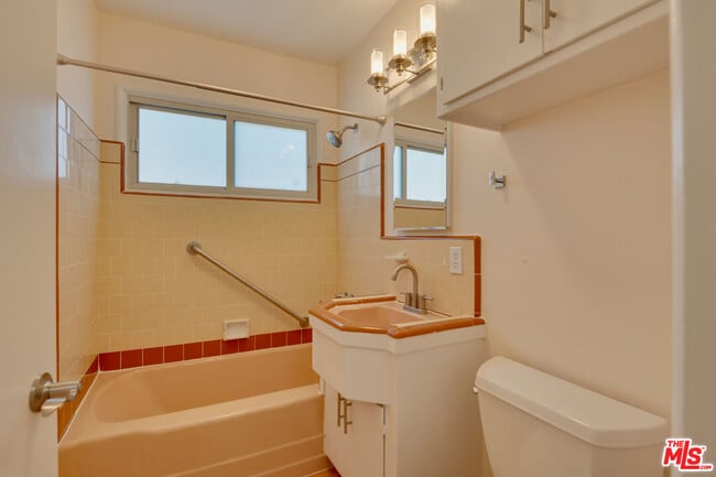 Building Photo - 431 W Acacia Ave