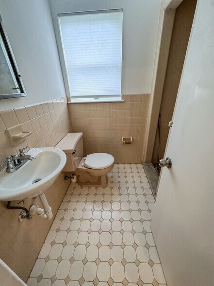 Building Photo - 505 Kedron Ave