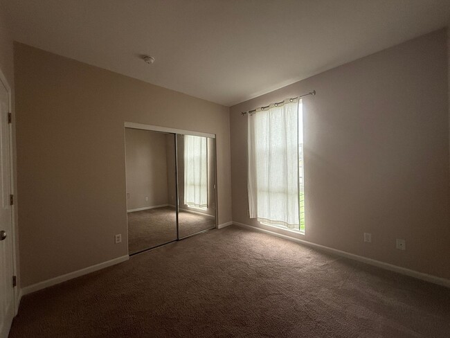 Building Photo - Modern 2 bedroom, 2.5 Bathroom Townhouse i...