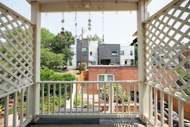 Building Photo - Beautiful Renovated 3 Bedroom 2.5 Bath off...