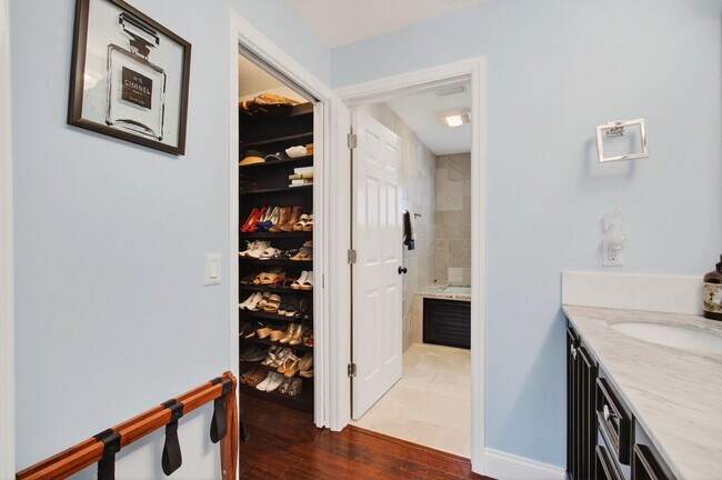 Building Photo - 7076 Middlebury Dr