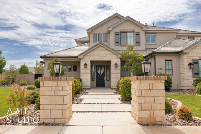 Building Photo - Gorgeous 5 bed 4 bath with AWESOME BACK YA...