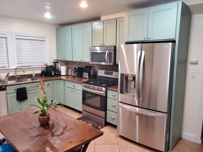 Building Photo - Available now! Emeryville 4 bedroom 3 bath house with Studio loftspace unit