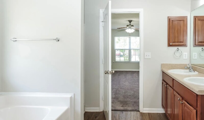 Building Photo - 116 NW Wittington Ln