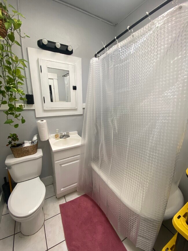 Building Photo - 939 E 4th St