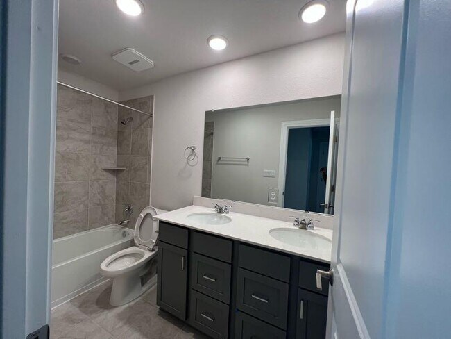 Building Photo - 15501 Ellinger Dr