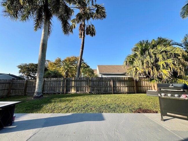 Building Photo - 7787 Ridgewood Dr