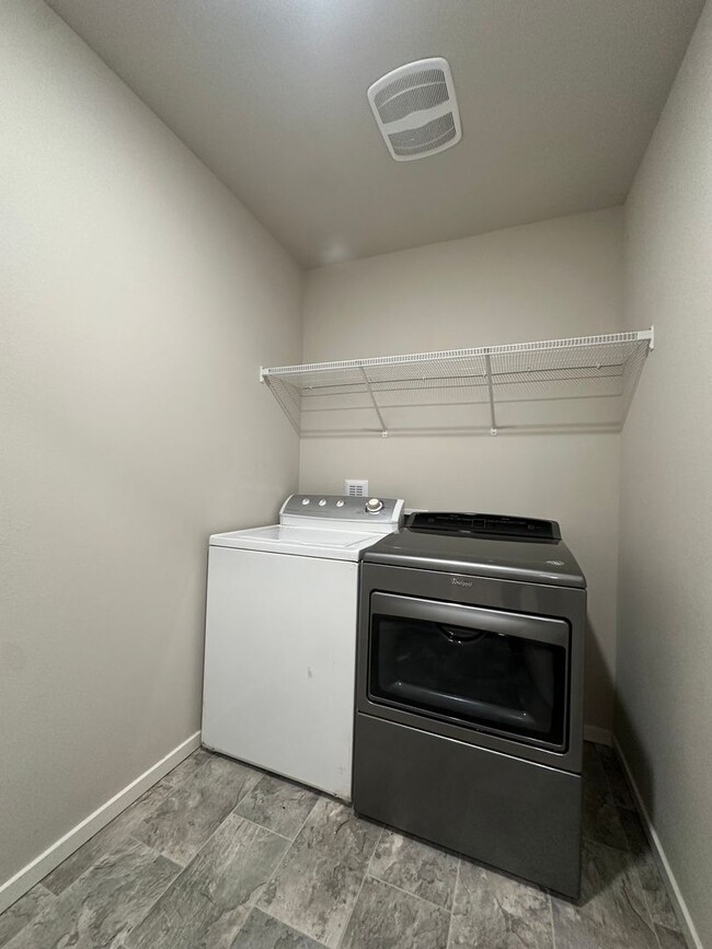 Building Photo - ? Modern 3-Bedroom Townhouse with Bright O...