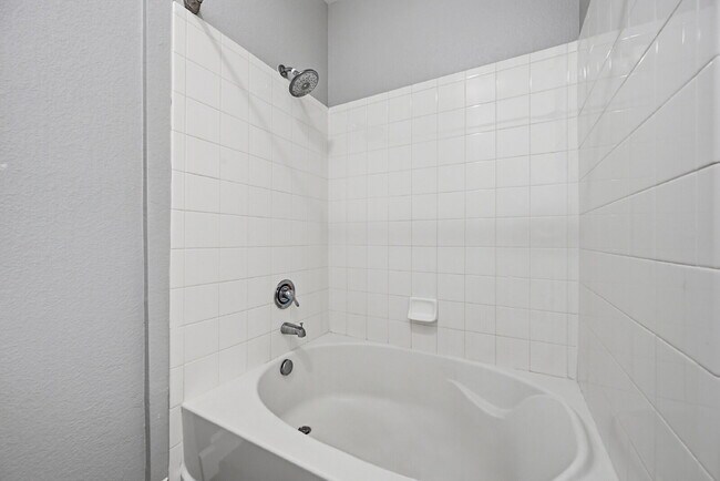Building Photo - $1,695.95 with $300.00 off the first month's rent, $2 Beds - 2 Bath, Condo in Aurora with in Unit...