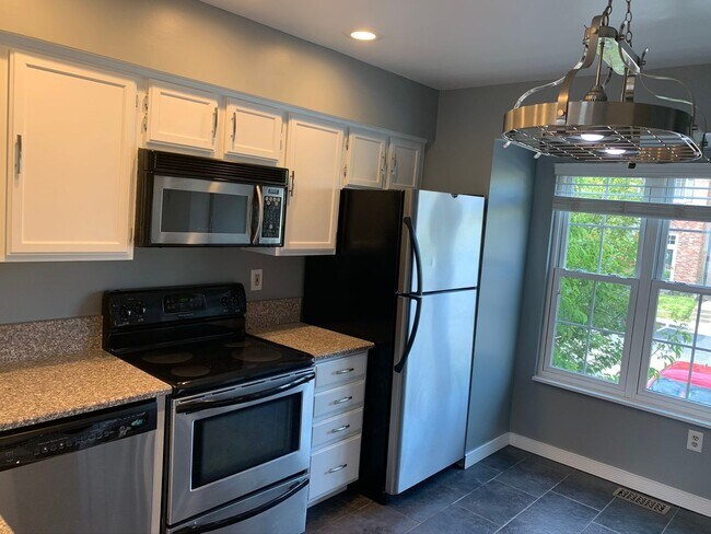 Building Photo - Gorgeous 3 BR/2 Full BA & 2 Half BA Waterf...