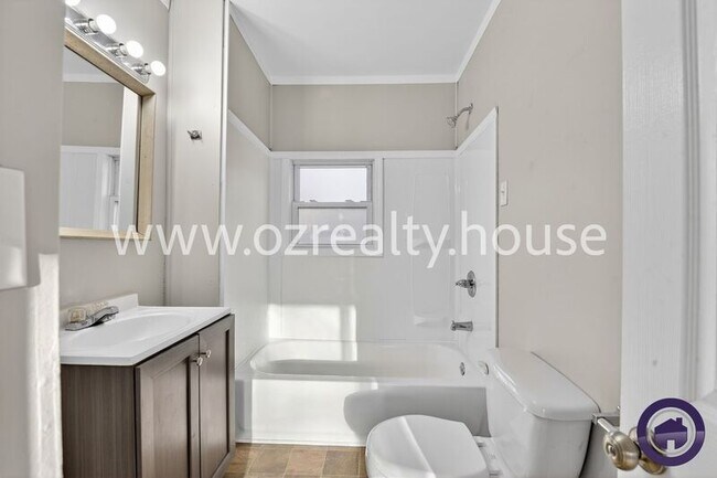 Building Photo - 1913 Newport Ave