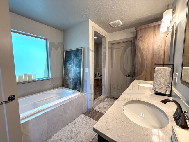 Building Photo - Spacious Eagle Ridge Home