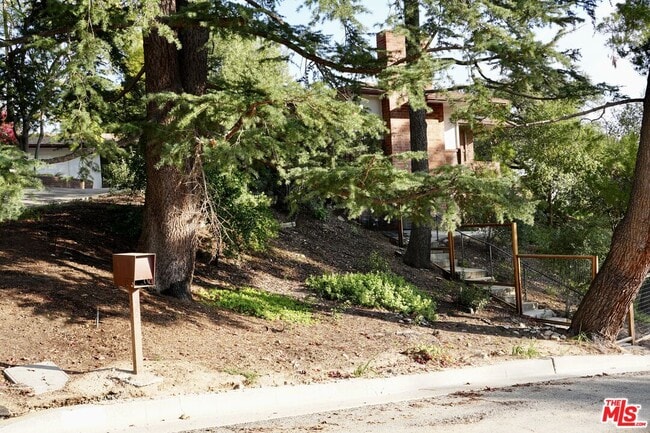 Building Photo - 1575 E Loma Alta Dr