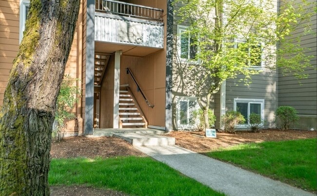 Building Photo - Kirkland 2BR Condo Near Waterfront, Shops & Trails, 2 parking spaces
