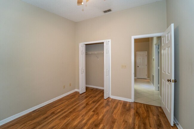 Building Photo - 2/2 Second Floor Apartment